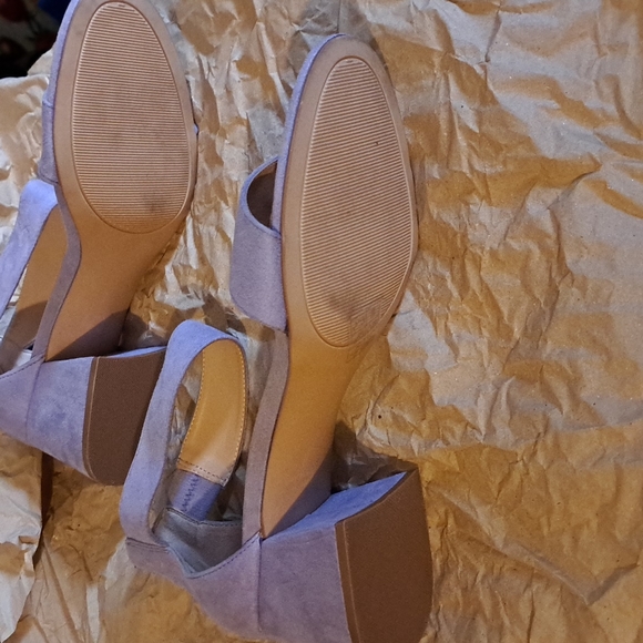 A light purple shoes. 11 wide. Suede. - Picture 5 of 5